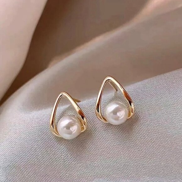 NWT 18K Gold Plated White Pearl Dainty Stud Earrings For Women - Picture 5 of 11